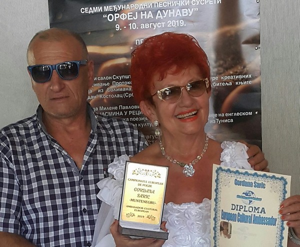 Trandafir Simpetru, predsjednik svjetske Unije pisaca za Rumuniju uručio Gordani odličja koja je u Rumuniji osvojila kao Evropski ambasador kulture